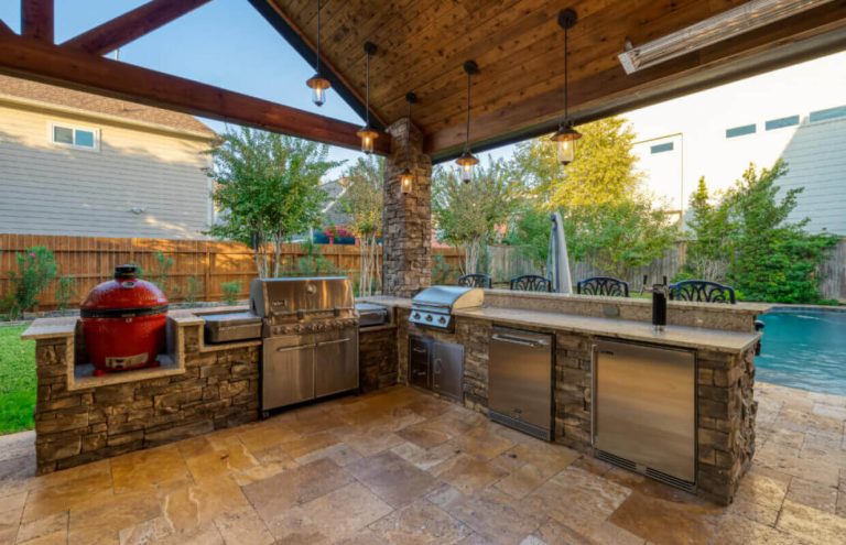 Guide to Custom Outdoor Kitchen Builders: Planning & Costs